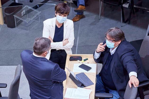 - Wien 03.04.2020 - Parlament Nationalrat Sondersitzung zum Coronavirus - Während der heutigen Sondersitzung wurden u.a. ein drittes Coronavirus-Pakets zur Bekämpfung der Pandemie sowie der wirtschaftlichen Folgen vom österreichischen Parlament beschlossen. Zudem wurden neue Hilfen für einkommensschwache Familien und Medien beschlossen. PHOTO: (v.L.) Jörg Leichtfried, Pamela Rendi Wagner, Josef Muchitsch, alle SPÖ und mit mund-Nasen-Schutz Maske. Vienna (AUSTRIA) - Parliament National Council special session on the corona virus - During today s special session, i.a. a third corona virus package to combat the pandemic and the economic consequences has been approved by the Austrian Parliament. In addition, new aid for low-income families and the media was decided. Nationalrat Sondersitzungzung Coronavirus