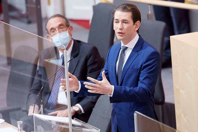 - Wien 03.04.2020 - Parlament Nationalrat Sondersitzung zum Coronavirus - Während der heutigen Sondersitzung wurden u.a. ein drittes Coronavirus-Pakets zur Bekämpfung der Pandemie sowie der wirtschaftlichen Folgen vom österreichischen Parlament beschlossen. Zudem wurden neue Hilfen für einkommensschwache Familien und Medien beschlossen. PHOTO: Bundeskanzler Sebastian Kurz (ÖVP) bei seiner Stellungnahme hinter einer Glasfront. Links Bildungsminister Heinz Faßmann (ÖVP). Vienna (AUSTRIA) - Parliament National Council special session on the corona virus - During today s special session, i.a. a third corona virus package to combat the pandemic and the economic consequences has been approved by the Austrian Parliament. In addition, new aid for low-income families and the media was decided. Nationalrat Sondersitzungzung Coronavirus