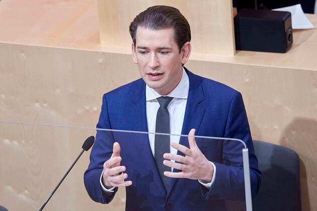 - Wien 03.04.2020 - Parlament Nationalrat Sondersitzung zum Coronavirus - Während der heutigen Sondersitzung wurden u.a. ein drittes Coronavirus-Pakets zur Bekämpfung der Pandemie sowie der wirtschaftlichen Folgen vom österreichischen Parlament beschlossen. Zudem wurden neue Hilfen für einkommensschwache Familien und Medien beschlossen. PHOTO: Bundeskanzler Sebastian Kurz (ÖVP) bei seiner Stellungnahme hinter einer Glasfront. Vienna (AUSTRIA) - Parliament National Council special session on the corona virus - During today s special session, i.a. a third corona virus package to combat the pandemic and the economic consequences has been approved by the Austrian Parliament. In addition, new aid for low-income families and the media was decided. Nationalrat Sondersitzungzung Coronavirus