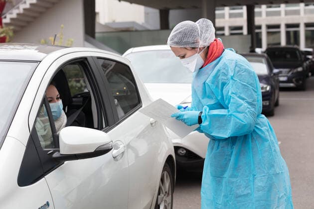 Coronavirus en France: centre de depistage drive-in installe dans la cour de la mairie du 17e. Coronavirus in France: 17th cityhouse courtyard turned into drive-in screening center indes personnel medical test 253574 2020-04-03 Paris France  Copyright: xCharlottexSchousboex STAR_253574_015