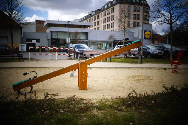 03.04.2020,Berlin,Deutschland,GER,die Stadt in Zeiten der Corona Pandemie,ein Spielplatz, eine Schaukel, gesehen gegenüber von einen Lidl Markt an der Hauptstrasse im Bezirk Schöneberg.