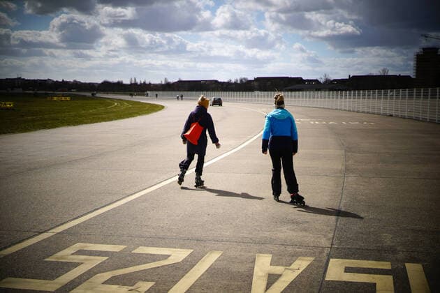 03.04.2020,Berlin,Deutschland,GER,die Stadt in Zeiten der Corona Pandemie,zwei Frau sind mit Skater unterwegs.Tempelhof Feld.
