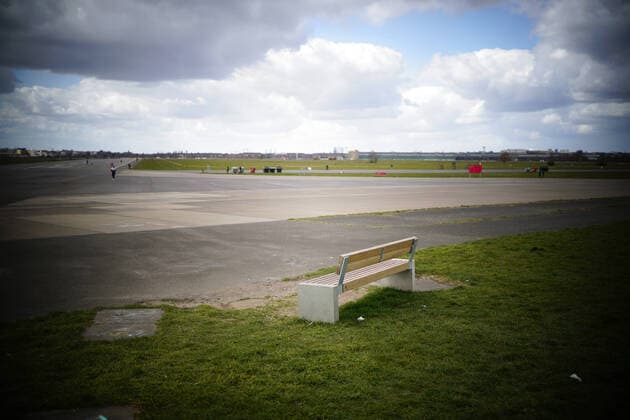 03.04.2020,Berlin,Deutschland,GER,die Stadt in Zeiten der Corona Pandemie,eine Parkbank, Tempelhofer Feld.