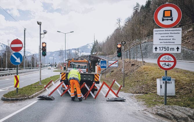 Zell am See 03.04.2020, Zell am See, AUT, Coronavirus in Oesterreich, im Bild Mitarbeiter der Strassenmeisterei beim Aufbau der Strassensperren in Richtung der Bezirkshauptstadt waehrend der Coronavirus Pandemie Employees of the road maintenance department set up road barriers in the direction to the City during the World Wide Coronavirus Pandemic in Zell am See, Austria on 2020 04 03.