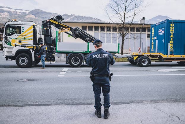 Zell am See 03.04.2020, Zell am See, AUT, Coronavirus in Oesterreich, im Bild Aufbauarbeiten der Kontrollpunkte der Polizei in die unter Quarantaene gestellten Bezirkshauptstadt waehrend der Coronavirus Pandemie Set up of police checkpoints into the quarantined City during the World Wide Coronavirus Pandemic in Zell am See, Austria on 2020 04 03.