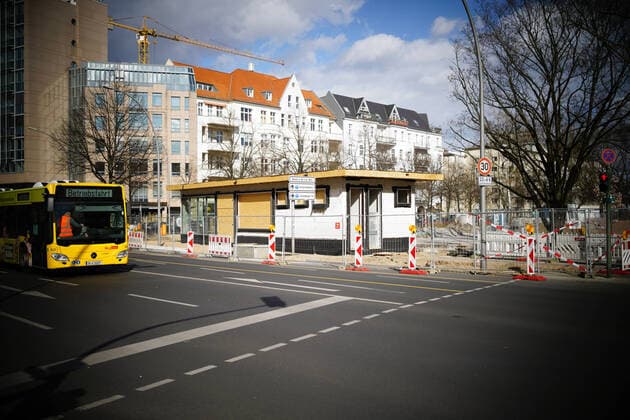 03.04.2020,Berlin,Deutschland,GER,die Stadt in Zeiten der Corona Pandemie, Neugestaltung Olivaer Platz im Bezirk Wilmersdorf Nähe Kurfürstendamm.