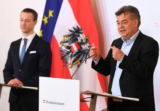 Wien 03.04.2020, Bundeskanzleramt, Wien, AUT, Akutelle Entwicklungen zur Coronaerkrankung in Oesterreich, Pressekonferenz, Weitere Massnahmen zur Sicherung von Standort und Beschaeftigung, im Bild Finanzminister Gernot Bluemel (OeVP) und Vizekanzler Werner Kogler (Gruene) Finanzminister Gernot Bluemel (OeVP) und Vizekanzler Werner Kogler (Gruene) during a press conference, Further measures to secure location and employment of Austrian Goverment about the Coronavirus Pandemie at the Bundeskanzleramt in Wien, Austria on 2020 04 03.