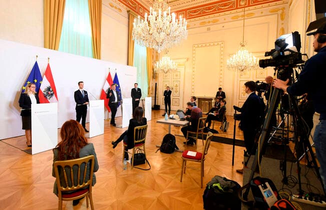 Wien 03.04.2020, Bundeskanzleramt, Wien, AUT, Akutelle Entwicklungen zur Coronaerkrankung in Oesterreich, Pressekonferenz, Weitere Massnahmen zur Sicherung von Standort und Beschaeftigung, im Bild Wirtschaftsministerin Margarete Schramboeck (OeVP), Finanzminister Gernot Bluemel (OeVP), Vizekanzler Werner Kogler (Gruene) und Wirtschaftskammer-Praesident Harald Mahrer (OeVP) Wirtschaftsministerin Margarete Schramboeck (OeVP), Finanzminister Gernot Bluemel (OeVP), Vizekanzler Werner Kogler (Gruene) und Wirtschaftskammer-Praesident Harald Mahrer (OeVP) during a press conference, Further measures to secure location and employment of Austrian Goverment about the Coronavirus Pandemie at the Bundeskanzleramt in Wien, Austria on 2020 04 03.
