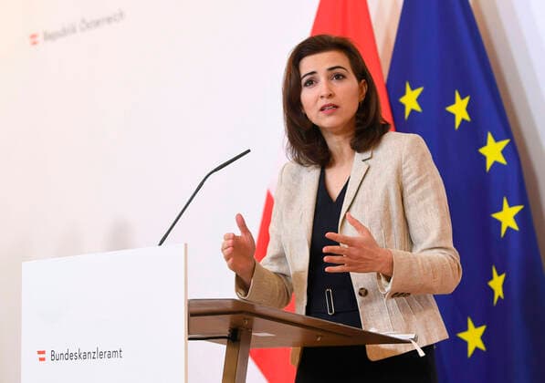 Wien 03.04.2020, Bundeskanzleramt, Wien, AUT, Akutelle Entwicklungen zur Coronaerkrankung in Oesterreich, Pressekonferenz, Justizthemen im Kontext der Coronakrise, im Bild Justizministerin Alma Zadic (Gruene) Justizministerin Alma Zadic (Gruene) during a press conference, Justice issues in the context of the Corona crisis of Austrian Goverment about the Coronavirus Pandemie at the Bundeskanzleramt in Wien, Austria on 2020 04 03.