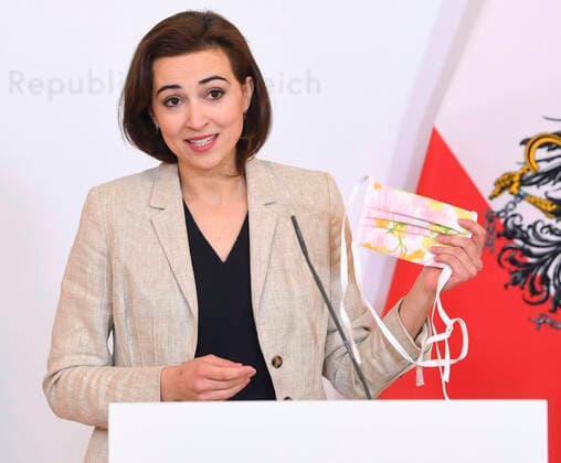 Wien 03.04.2020, Bundeskanzleramt, Wien, AUT, Akutelle Entwicklungen zur Coronaerkrankung in Oesterreich, Pressekonferenz, Justizthemen im Kontext der Coronakrise, im Bild Justizministerin Alma Zadic (Gruene) Justizministerin Alma Zadic (Gruene) during a press conference, Justice issues in the context of the Corona crisis of Austrian Goverment about the Coronavirus Pandemie at the Bundeskanzleramt in Wien, Austria on 2020 04 03.