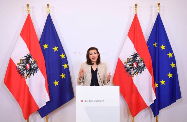 Wien 03.04.2020, Bundeskanzleramt, Wien, AUT, Akutelle Entwicklungen zur Coronaerkrankung in Oesterreich, Pressekonferenz, Justizthemen im Kontext der Coronakrise, im Bild Justizministerin Alma Zadic (Gruene) Justizministerin Alma Zadic (Gruene) during a press conference, Justice issues in the context of the Corona crisis of Austrian Goverment about the Coronavirus Pandemie at the Bundeskanzleramt in Wien, Austria on 2020 04 03.