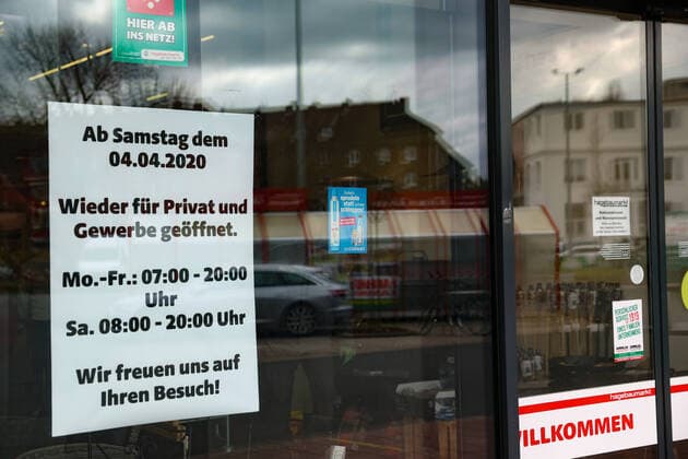 Hannover , ab Samstag 04.04.2020, öffnen wieder die Baumärkte, Vorbereitungen auf den Ansturm, Desinfektion, desinfizieren,