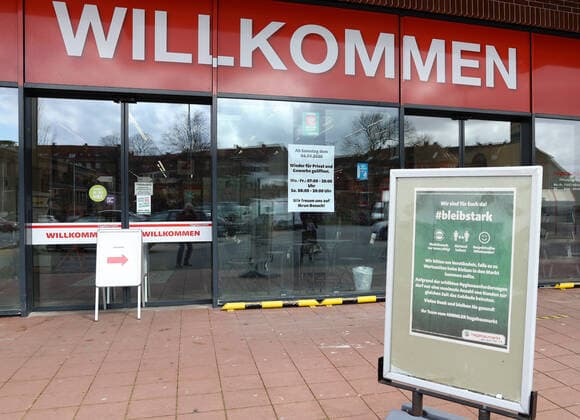Hannover , ab Samstag 04.04.2020, öffnen wieder die Baumärkte, Vorbereitungen auf den Ansturm, Desinfektion, desinfizieren,