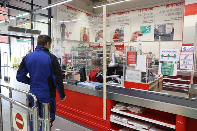 Hannover , ab Samstag 04.04.2020, öffnen wieder die Baumärkte, Vorbereitungen auf den Ansturm, Desinfektion, desinfizieren,