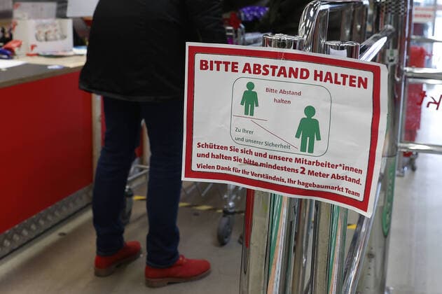 Hannover , ab Samstag 04.04.2020, öffnen wieder die Baumärkte, Vorbereitungen auf den Ansturm, Desinfektion, desinfizieren,