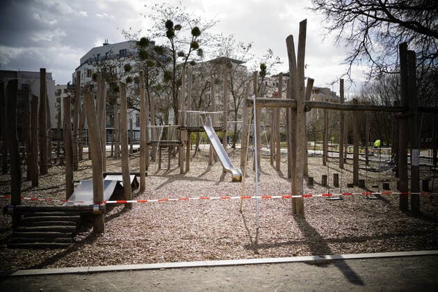 03.04.2020,Berlin,Deutschland,GER,die Stadt in Zeiten der Corona Pandemie, Park am Gleisdreieck.Sämtliche Spielplätze der Stadt sind geschlossen.