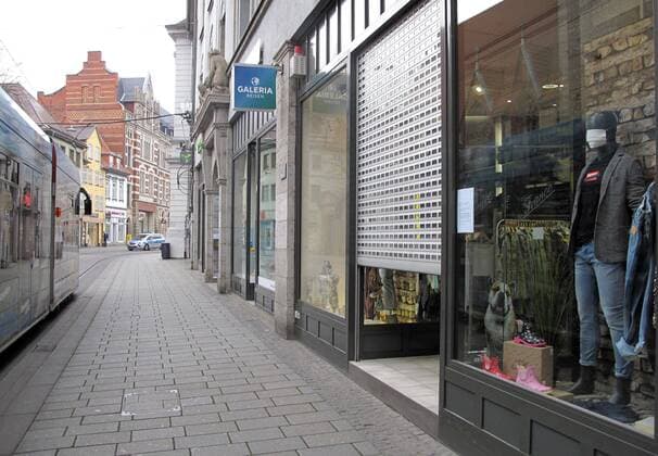 Corona 03.04.2020 , Erfurt, die Innenstadt ist aufgrund der Verordnungen wegen Corona wie ausgestorben, hier ein geschlossenes Modegeschäft, das Türgitter ist heruntergelassen, die Schaufensterpuppen haben Mundschutzmasken auf