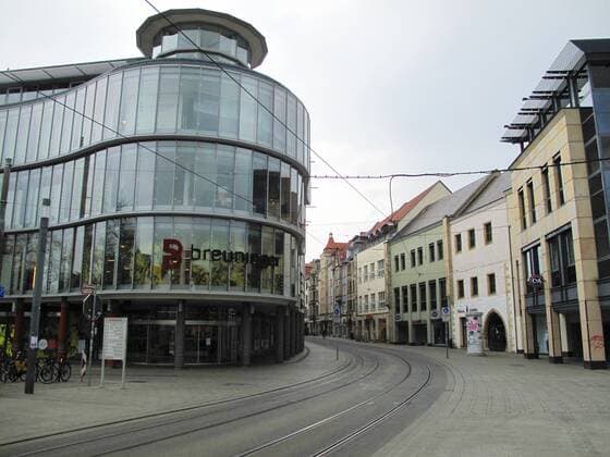 Corona 03.04.2020 , Erfurt, die Innenstadt ist aufgrund der Verordnungen wegen Corona wie ausgestorben, hier der Blick in die Schlösserstrasse, es sind kaum Menschen unterwegs