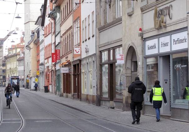 Corona 03.04.2020 , Erfurt, die Innenstadt ist aufgrund der Verordnungen wegen Corona wie ausgestorben, in der Markstrasse laufen Mitarbeiter vom Ordnungsamt, um die Massnahmen gegen das Virus durchzusetzen