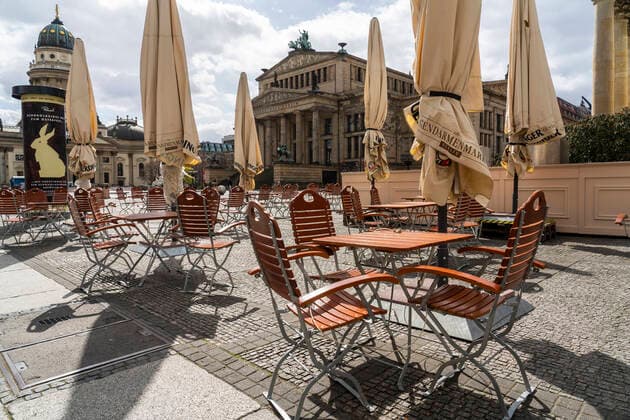 Wegen der Corona-Pandemie sind in Berlin Plätze und Straßen menschenleer, so auch der Gendarmenmarkt in Berlin-Mitte. Foto: Volker Hohlfeld Gendarmenmarkt