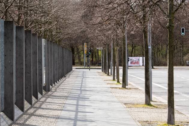 Coronavirus, Eindrücke aus Berlin Deutschland, Berlin - 03.04.2020: Im Bild ist die leere Hannah-Arendt-Straße zu sehen. Berlin Berlin Deutschland