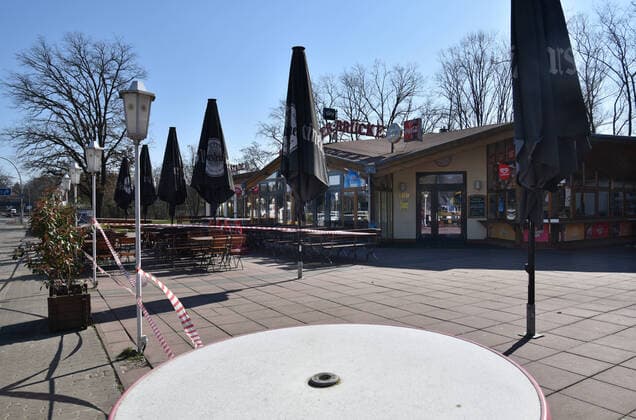 Corona - Coronavirus - COVID-19 Berlin steht still, aufgenommen am 24. März 2020. Am Wannsee in Zehlendorf ist fast kein Mensch. Die Spinnerbrücke mit Restaurant und Biergarten ist normalerweise von Motorrad-Fahrern und Fahrerinnen bevölkert. Das Strandbad Wannsee öffnet traditionell am ersten Osterwochenende, wird die Eröffnung in diesem Jahr wohl verschieben müssen. Die Wannseeterrassen mit dem herrlichen Blick auf den Wannsee sind zu. Ruder-, Segel- und Motorboote haben den Saisonstart verboten. Und der Wald gehört wenigen Wanderern und Radfahrern. Berlin Deutschland Copyright: xKittyxKleist-HeinrichxTSPx