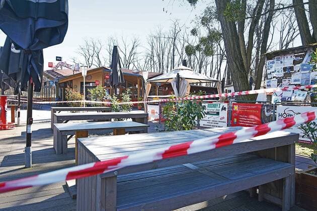Corona - Coronavirus - COVID-19 Berlin steht still, aufgenommen am 24. März 2020. Am Wannsee in Zehlendorf ist fast kein Mensch. Die Spinnerbrücke mit Restaurant und Biergarten ist normalerweise von Motorrad-Fahrern und Fahrerinnen bevölkert. Das Strandbad Wannsee öffnet traditionell am ersten Osterwochenende, wird die Eröffnung in diesem Jahr wohl verschieben müssen. Die Wannseeterrassen mit dem herrlichen Blick auf den Wannsee sind zu. Ruder-, Segel- und Motorboote haben den Saisonstart verboten. Und der Wald gehört wenigen Wanderern und Radfahrern. Berlin Deutschland Copyright: xKittyxKleist-HeinrichxTSPx