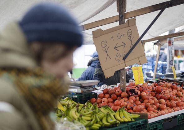 Ein Schild mit der Aufforderung abstand zu gewaehrleisten steht auf einem Wochenmarkt in Berlin. 03.04.2020. Berlin Deutschland