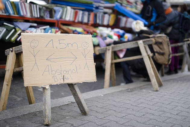 Ein Schild mit der Aufforderung abstand zu gewaehrleisten steht auf einem Wochenmarkt in Berlin. 03.04.2020. Berlin Deutschland