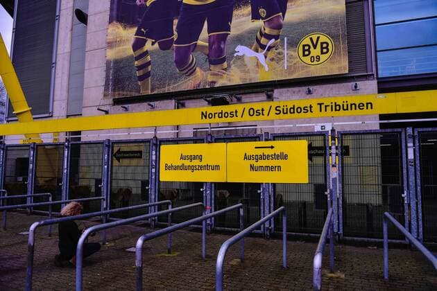 SIGNAL IDUNA PARK wird Corona-Behandlungszentrum am 03.04.2020 in Dortmund Fußball-Bundesligist Borussia Dortmund stellt das größte Fußballstadion Deutschlands für den Kampf gegen das Corona-Virus zur Verfügung. Ab dem morgigen Samstag steht im Bereich der Nordtribüne des SIGNAL IDUNA PARK nicht der Fußball, sondern die Versorgung von Coronavirus-Verdachtsfällen sowie Patienten mit entsprechenden Beschwerden im Mittelpunkt. Der BVB hat das Areal gemeinsam mit der Kassenärztlichen Vereinigung Westfalen-Lippe ( KVWL ) eigens umgebaut.