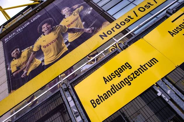 SIGNAL IDUNA PARK wird Corona-Behandlungszentrum am 03.04.2020 in Dortmund Fußball-Bundesligist Borussia Dortmund stellt das größte Fußballstadion Deutschlands für den Kampf gegen das Corona-Virus zur Verfügung. Ab dem morgigen Samstag steht im Bereich der Nordtribüne des SIGNAL IDUNA PARK nicht der Fußball, sondern die Versorgung von Coronavirus-Verdachtsfällen sowie Patienten mit entsprechenden Beschwerden im Mittelpunkt. Der BVB hat das Areal gemeinsam mit der Kassenärztlichen Vereinigung Westfalen-Lippe ( KVWL ) eigens umgebaut.