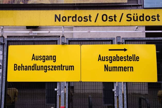 SIGNAL IDUNA PARK wird Corona-Behandlungszentrum am 03.04.2020 in Dortmund Fußball-Bundesligist Borussia Dortmund stellt das größte Fußballstadion Deutschlands für den Kampf gegen das Corona-Virus zur Verfügung. Ab dem morgigen Samstag steht im Bereich der Nordtribüne des SIGNAL IDUNA PARK nicht der Fußball, sondern die Versorgung von Coronavirus-Verdachtsfällen sowie Patienten mit entsprechenden Beschwerden im Mittelpunkt. Der BVB hat das Areal gemeinsam mit der Kassenärztlichen Vereinigung Westfalen-Lippe ( KVWL ) eigens umgebaut.