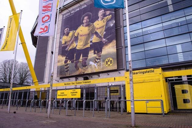 SIGNAL IDUNA PARK wird Corona-Behandlungszentrum am 03.04.2020 in Dortmund Fußball-Bundesligist Borussia Dortmund stellt das größte Fußballstadion Deutschlands für den Kampf gegen das Corona-Virus zur Verfügung. Ab dem morgigen Samstag steht im Bereich der Nordtribüne des SIGNAL IDUNA PARK nicht der Fußball, sondern die Versorgung von Coronavirus-Verdachtsfällen sowie Patienten mit entsprechenden Beschwerden im Mittelpunkt. Der BVB hat das Areal gemeinsam mit der Kassenärztlichen Vereinigung Westfalen-Lippe ( KVWL ) eigens umgebaut.