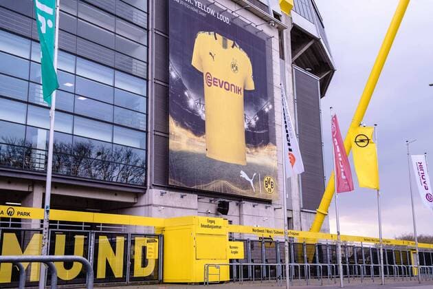 SIGNAL IDUNA PARK wird Corona-Behandlungszentrum am 03.04.2020 in Dortmund Fußball-Bundesligist Borussia Dortmund stellt das größte Fußballstadion Deutschlands für den Kampf gegen das Corona-Virus zur Verfügung. Ab dem morgigen Samstag steht im Bereich der Nordtribüne des SIGNAL IDUNA PARK nicht der Fußball, sondern die Versorgung von Coronavirus-Verdachtsfällen sowie Patienten mit entsprechenden Beschwerden im Mittelpunkt. Der BVB hat das Areal gemeinsam mit der Kassenärztlichen Vereinigung Westfalen-Lippe ( KVWL ) eigens umgebaut.