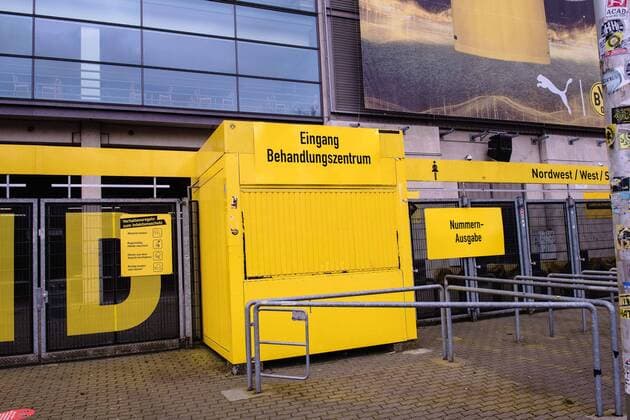 SIGNAL IDUNA PARK wird Corona-Behandlungszentrum am 03.04.2020 in Dortmund Fußball-Bundesligist Borussia Dortmund stellt das größte Fußballstadion Deutschlands für den Kampf gegen das Corona-Virus zur Verfügung. Ab dem morgigen Samstag steht im Bereich der Nordtribüne des SIGNAL IDUNA PARK nicht der Fußball, sondern die Versorgung von Coronavirus-Verdachtsfällen sowie Patienten mit entsprechenden Beschwerden im Mittelpunkt. Der BVB hat das Areal gemeinsam mit der Kassenärztlichen Vereinigung Westfalen-Lippe ( KVWL ) eigens umgebaut.
