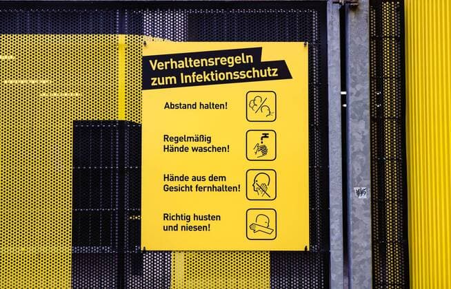 SIGNAL IDUNA PARK wird Corona-Behandlungszentrum am 03.04.2020 in Dortmund Fußball-Bundesligist Borussia Dortmund stellt das größte Fußballstadion Deutschlands für den Kampf gegen das Corona-Virus zur Verfügung. Ab dem morgigen Samstag steht im Bereich der Nordtribüne des SIGNAL IDUNA PARK nicht der Fußball, sondern die Versorgung von Coronavirus-Verdachtsfällen sowie Patienten mit entsprechenden Beschwerden im Mittelpunkt. Der BVB hat das Areal gemeinsam mit der Kassenärztlichen Vereinigung Westfalen-Lippe ( KVWL ) eigens umgebaut.