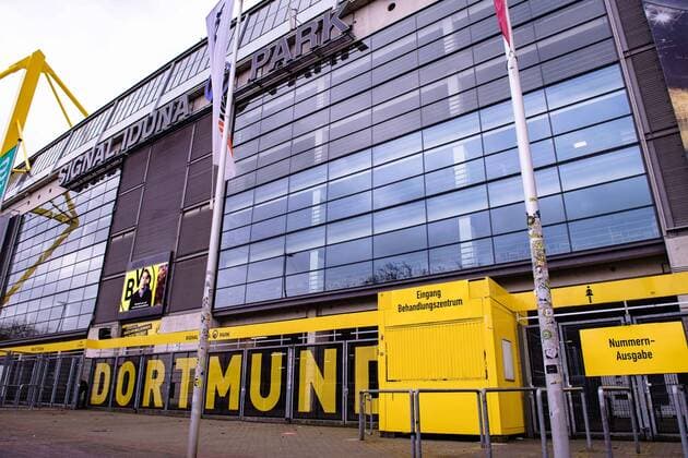 SIGNAL IDUNA PARK wird Corona-Behandlungszentrum am 03.04.2020 in Dortmund Fußball-Bundesligist Borussia Dortmund stellt das größte Fußballstadion Deutschlands für den Kampf gegen das Corona-Virus zur Verfügung. Ab dem morgigen Samstag steht im Bereich der Nordtribüne des SIGNAL IDUNA PARK nicht der Fußball, sondern die Versorgung von Coronavirus-Verdachtsfällen sowie Patienten mit entsprechenden Beschwerden im Mittelpunkt. Der BVB hat das Areal gemeinsam mit der Kassenärztlichen Vereinigung Westfalen-Lippe ( KVWL ) eigens umgebaut.