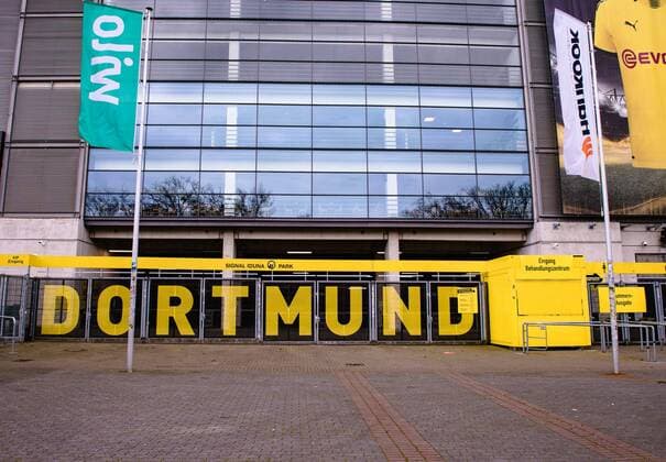 SIGNAL IDUNA PARK wird Corona-Behandlungszentrum am 03.04.2020 in Dortmund Fußball-Bundesligist Borussia Dortmund stellt das größte Fußballstadion Deutschlands für den Kampf gegen das Corona-Virus zur Verfügung. Ab dem morgigen Samstag steht im Bereich der Nordtribüne des SIGNAL IDUNA PARK nicht der Fußball, sondern die Versorgung von Coronavirus-Verdachtsfällen sowie Patienten mit entsprechenden Beschwerden im Mittelpunkt. Der BVB hat das Areal gemeinsam mit der Kassenärztlichen Vereinigung Westfalen-Lippe ( KVWL ) eigens umgebaut.