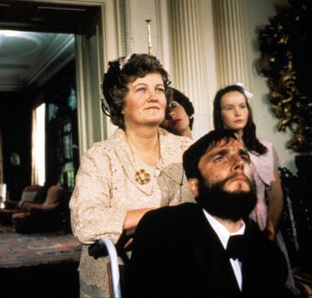 MY LEFT FOOT, Brenda Fricker, Daniel Day-Lewis, 1989. (c) Miramax Courtesy: Everett Collection. Miramax Courtesy Everett Collection !ACHTUNG AUFNAHMEDATUM GESCHÃ„TZT! PUBLICATIONXNOTxINxCANxCHNxFRAxITAxJPNxNORxPOLxRUSxESPxUKxUSA Copyright: xMiramax CourtesyxEverettxCollectionx MSDMYLE EC008