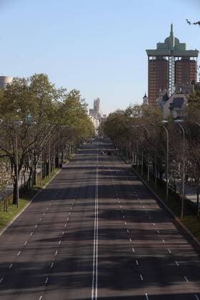 General view of the totally empty Paseo de la Castellana in central Madrid, Spain, 03 April 2020. Spain faces the 20th consecutive day of mandatory home confinement in a bid to slow down the spread of the pandemic COVID-19 disease caused by the SARS-CoV-2 coronavirus. Coronavirus in Spain !ACHTUNG: NUR REDAKTIONELLE NUTZUNG!  Copyright: xKikoxHuescax(es-ES)x GRAF5406 20200403-637215413406433524