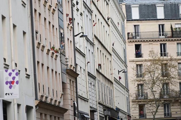Noam Catorzo - comedien de 31 ans anime tous les soirs , apres les applaudissements de 20h destines au corps medical depeche pour les malades atteins du COVID19 , Questions pour un balcon parodie confinee de questions pour un champion NEWS : COVID19 - Paris - 03 04 2020 JBAutissier Panoramic 