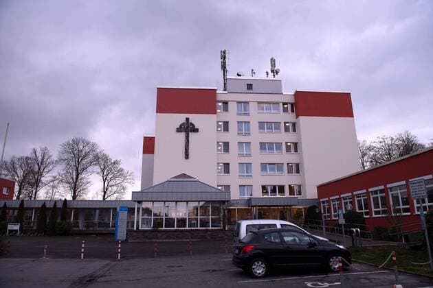 Jochen-Klepper-Haus Altenwohnanlage am 03.04.2020 in Menden Nach einem 83-jährigen Mann ist jetzt eine 87-jährige Bewohnerin des Jochen-Klepper-Hauses verstorben, die sich mit dem Virus angesteckt hatte.