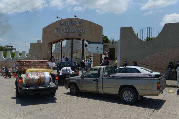 Cars carrying coffins with the deceased arrive at the Jardines de Esparanza cemetery in Guayaquil, Ecuador, 03 April 2020. Coronavirus crisis in Ecuador !ACHTUNG: NUR REDAKTIONELLE NUTZUNG!  Copyright: xMarcosxPinx AME013 20200403-637215494392219592