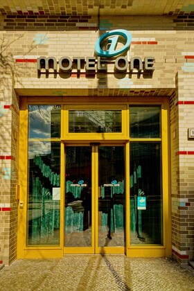 93 Motel One Hotel in der Kantstrasse, Verwaiste Plaetze und Orte , Berlin, 22.03.2020 wegen des Coronavirus, Stillstand im oeffentlichen Leben wegen der Atemwegserkrankung, COVID-19, wird durch das Virus SARS-CoV-2 ausgeloest und heissst jetzt COVID-19-Epidemie, Pandemie, Berlin Deutschland, germany Copyright: xPOP-EYE ChristianxBehringx POP-EYE_Berlin_Leer_15001600
