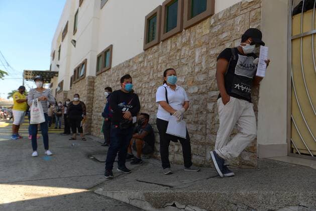 People with face masks wait outside the Jose Daniel Rodriguez Infectology Hospital, in the city of Guayaquil, Ecuador 3 April 2020. The number of deaths from coronavirus in Ecuador increased in the last 24 hours, according to official figures revealed this Friday. The death of coronavirus amounts to 145 in Ecuador !ACHTUNG: NUR REDAKTIONELLE NUTZUNG!  Copyright: xMarcosxPinx AME031 20200403-637215542370315946