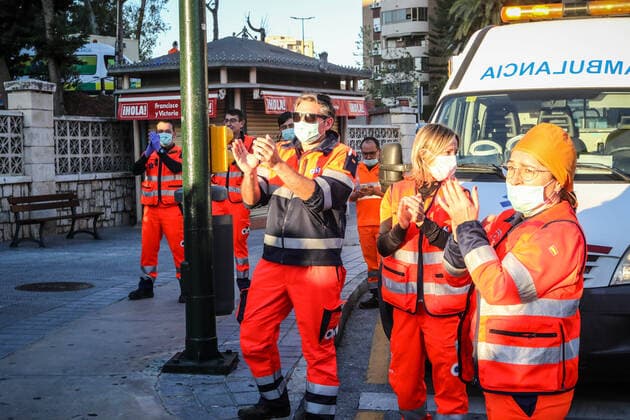 April 3, 2020: 3 April 2020 (Malaga ) All nurses and paramedics leave at 20 pm for their work in the fight against the Coronavirus health crisis outside the Malaga Regional Hospital.Police and ambulances joined the event. - ZUMAc161 20200403_zap_c161_004 Copyright: xLorenzoxCarnerox