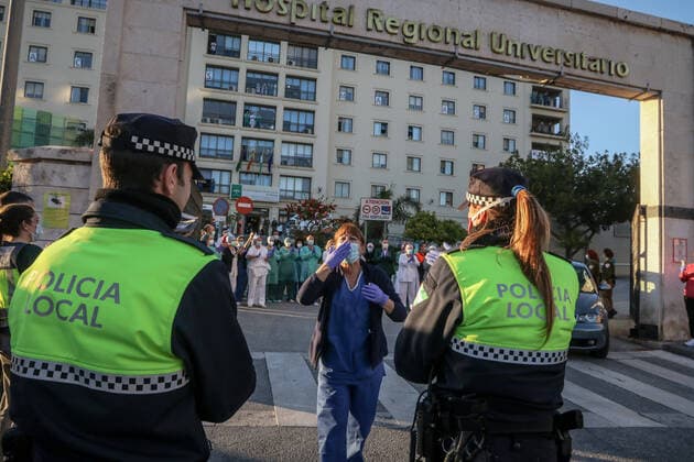 April 3, 2020: 3 April 2020 (Malaga ) All nurses and paramedics leave at 20 pm for their work in the fight against the Coronavirus health crisis outside the Malaga Regional Hospital.Police and ambulances joined the event. - ZUMAc161 20200403_zap_c161_009 Copyright: xLorenzoxCarnerox