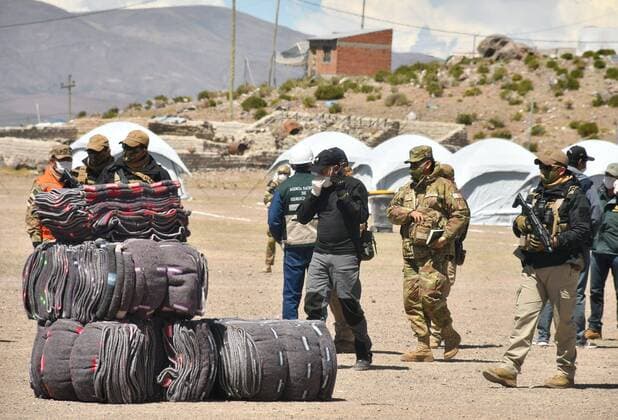 Acting Defense Minister Luis Fernando Lopez (3R) conducts an inspection at the first military camp to host hundreds of Bolivians, who were seeking to return from that neighboring country and who have not been able to do so far due to the closure of borders within the quarantine by COVID-19, in Pisiga, Bolivia, 03 April 2020. EFE Emilio Huascar Castillo A military camp awaits hundreds of Bolivians repatriated from Chile !ACHTUNG: NUR REDAKTIONELLE NUTZUNG!  Copyright: xEMILIOxHUASCARxCASTILLOx AME047 20200404-637215593105914291