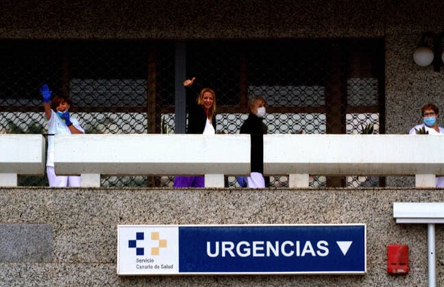 Spain: Health workers applause amid COVID-19 People in Los Cristianos streets applause every day at 7 to sanitary workers. 20 percent of Covid19 infected in Canary islands are sanitary workers. Spain Copyright: MercedesxMenendez