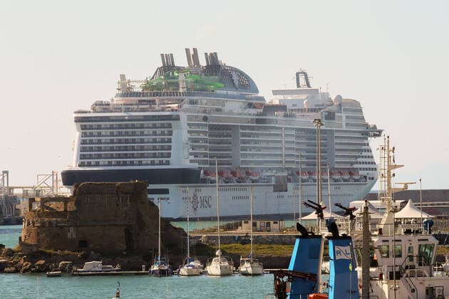 Coronavirus in Italien, Kreuzfahrtschiffe im Hafen von Civitavecchia Italy: COVID-19 affect Tourism industry A cruise ship is seen docked at Civitavecchia port, 70 km northern to Rome, as the tourism industry is affected by the spread of the coronavirus disease (COVID-19). Civitavecchia Italy Copyright: GiampieroxSposito